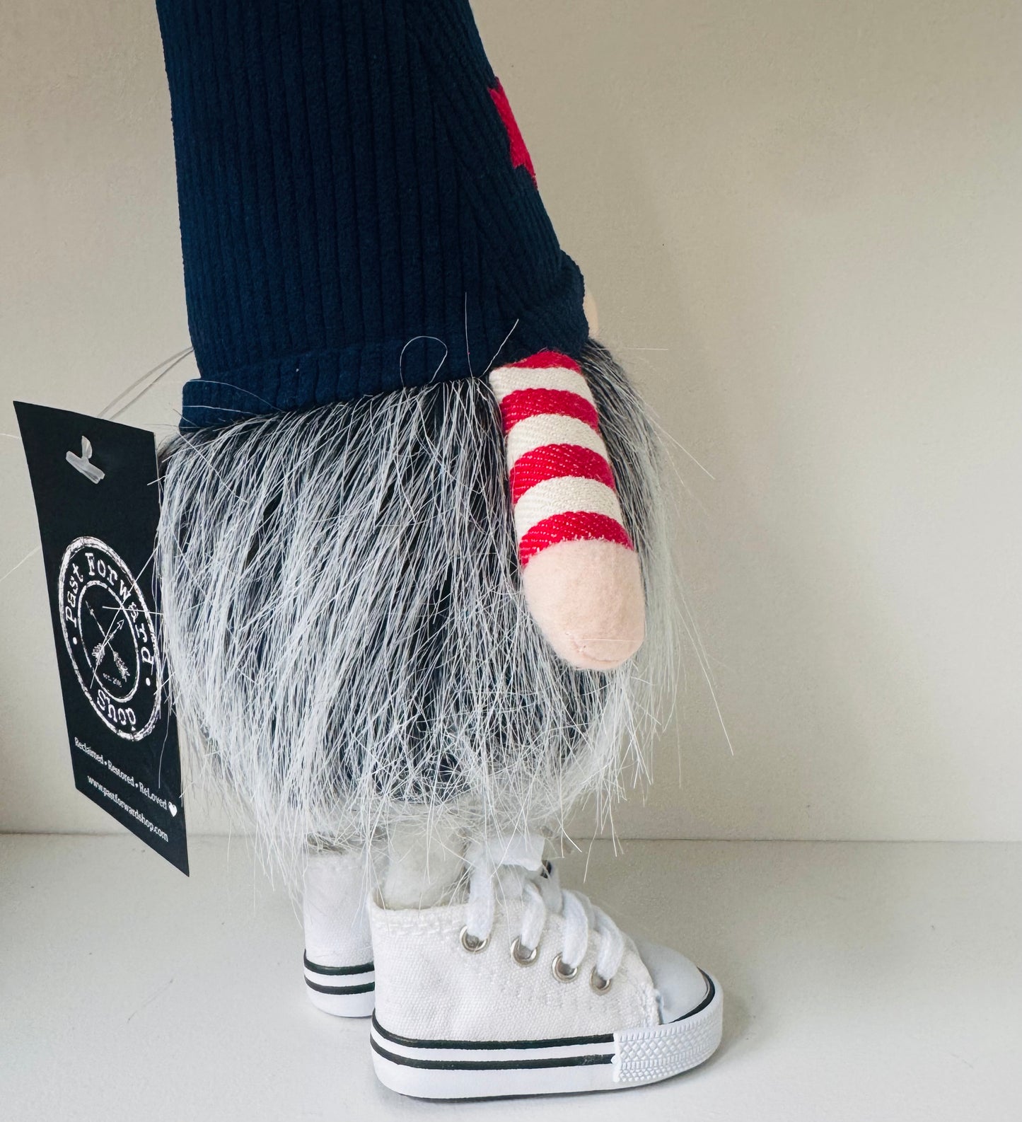 Willy the patriotic gnome