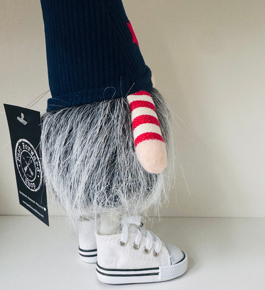 Willy the patriotic gnome