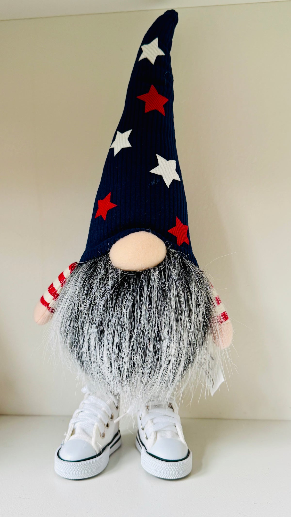 Willy the patriotic gnome